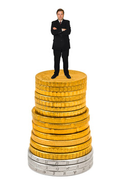 貨幣堆棧上的商人