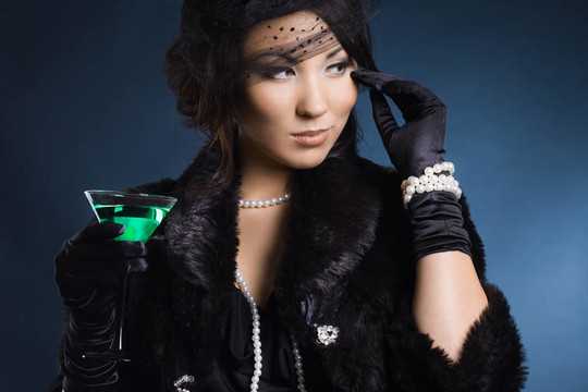 美麗的女人，帶著一杯雞尾酒