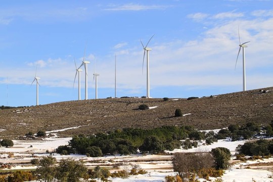 風(fēng)力發(fā)電機(jī)的風(fēng)車上的雪山
