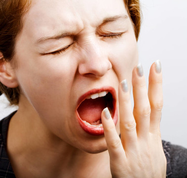 困累的女人打了一個大哈欠