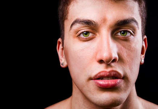 臉上英俊的性感男子孤立在黑色