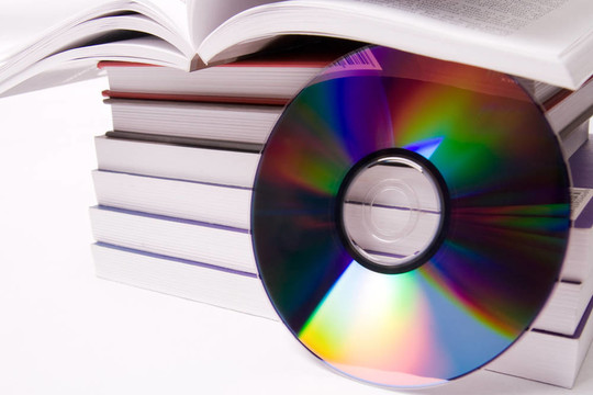 音頻圖書概念-一堆書和一個光盤
