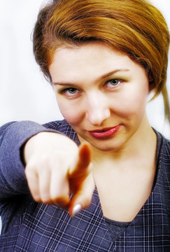 一個(gè)女人用手指指著