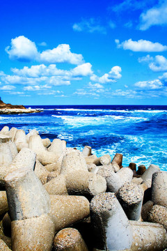 豐富多彩的場景，藍色的大海；天空的浮云