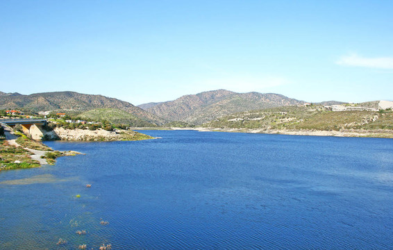 山上的湖