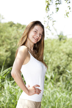 微笑苗條的年輕女人