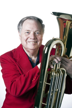 老人抱著Tuba on White