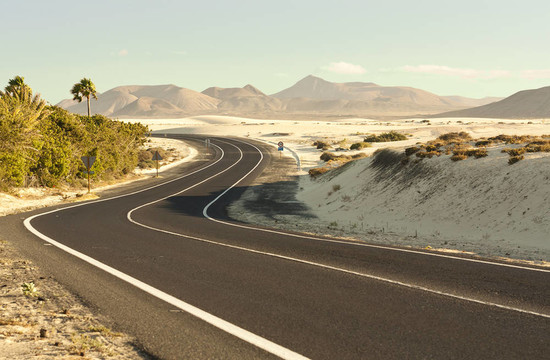 Desert蜿蜒的道路