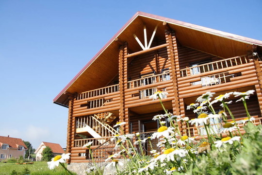 農村的木頭小屋