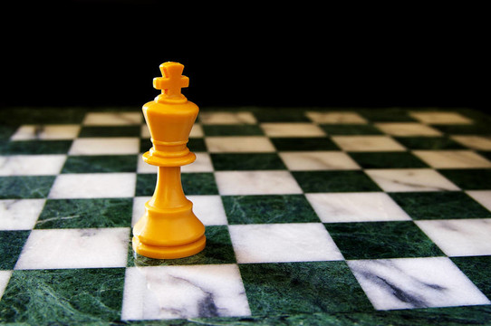 棋盤上的國王；反對黑背景