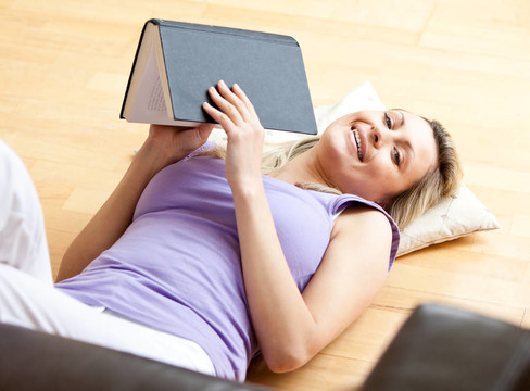 快樂的女人讀一本書