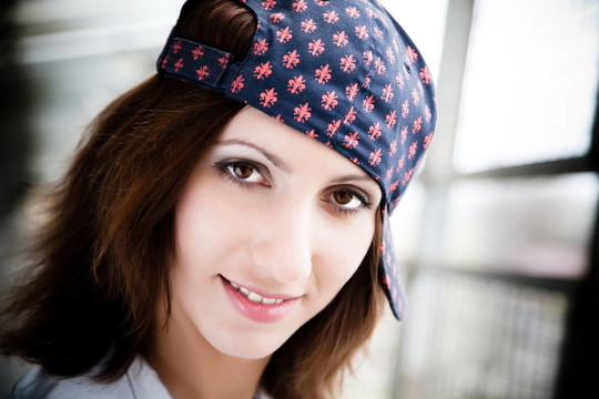 帶棒球帽的女孩
