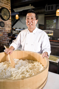 日本厨师准备寿司米饭