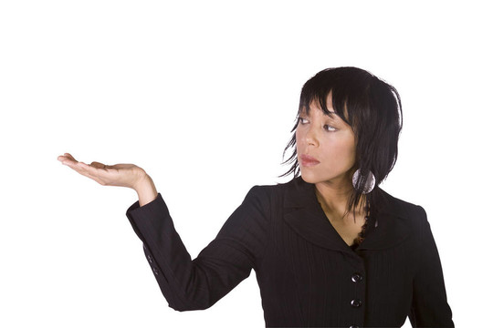 漂亮的女人拿著一張空白名片