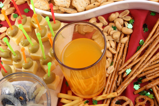 杯子里的軟飲料和背景小吃