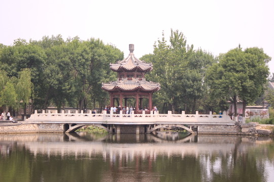 橋上亭臺