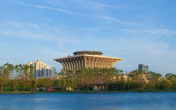 城市河邊