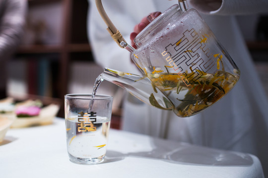 倒水的水壺