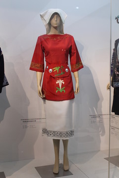 紅色挑花邊繡花女服