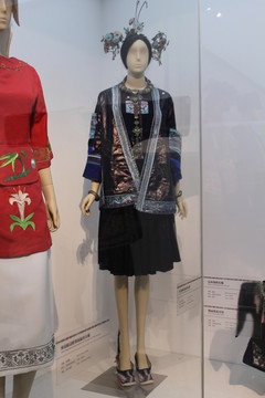 亮布錫繡女服