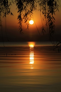 水岸夕陽(yáng)
