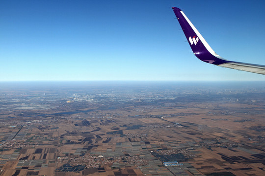 飛機高空中俯瞰大地