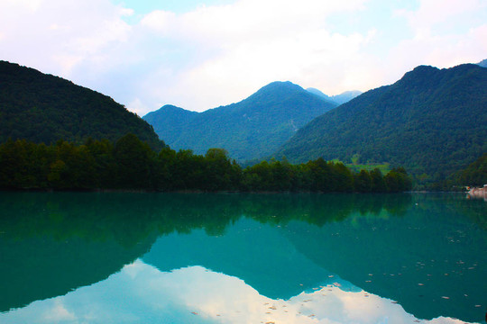在阿爾卑斯山美麗的湖；sloveni