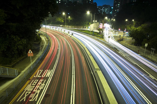 現(xiàn)代化城市與夜間高速公路交通
