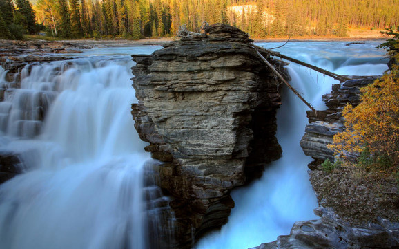 Athabasca Falls在阿爾伯塔賈斯珀國家公園；