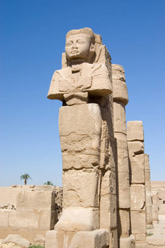 在背光的天空背景古代法老雕像柱