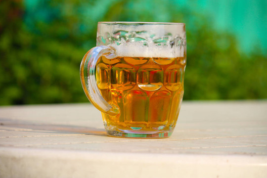 花園里冷一點(diǎn)啤酒