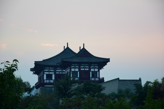 黃昏的城門樓攝影圖