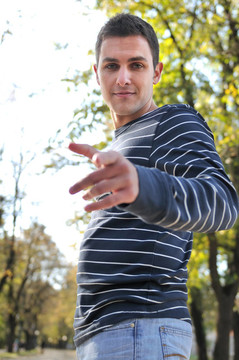 快樂的年輕休閑男子戶外肖像擺姿勢