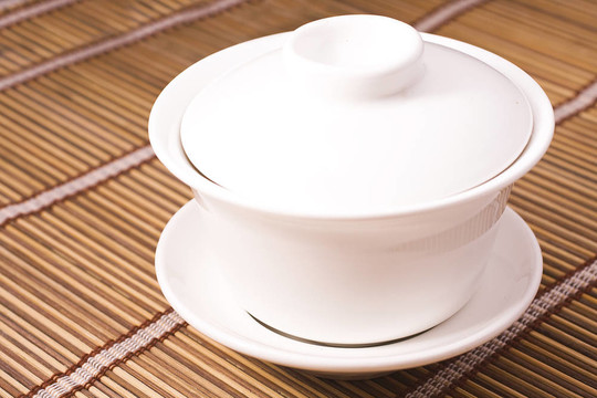 在木桌上的茶杯