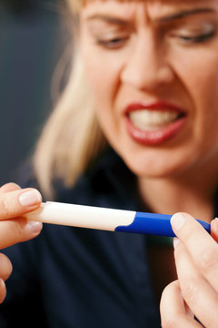 做妊娠測(cè)試的女性不快樂(lè)