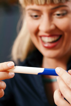 女人做怀孕测试幸福