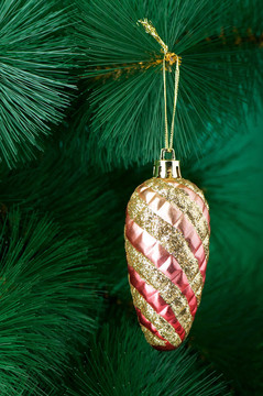 圣诞树上的装饰-假日概念