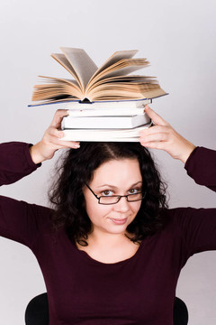 有吸引力的女人與堆棧的書(shū)籍