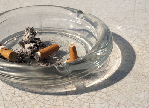 三個(gè)煙蒂的煙灰缸和灰燼
