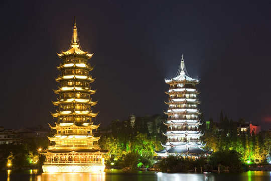 太陽和Moon Pagodas；桂林；中國