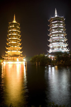 太陽和Moon Pagodas；桂林；中國
