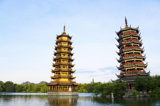 太陽和Moon Pagodas；桂林；中國