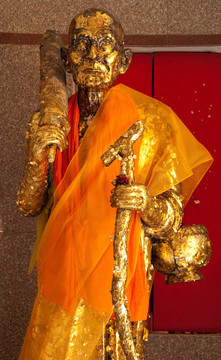 在行走的位置在PHA Kho寺Luang Phao Thuat；Song Khla；泰國。