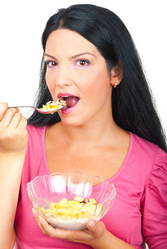 健康婦女吃谷類食品的畫像