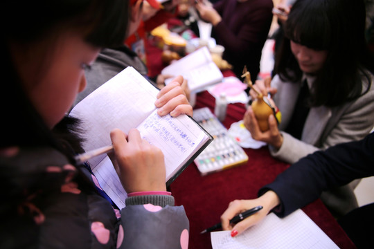 采訪做記錄的小學(xué)生