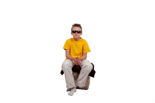 男孩帶著墨鏡