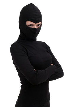 在黑色的衣服和帽子的女小偷
