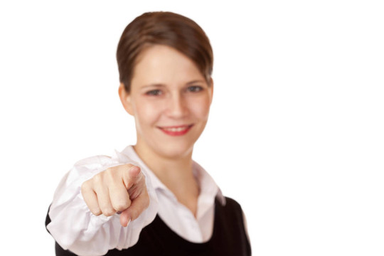 歡快的商業(yè)女性微笑著用手指指向相機(jī)