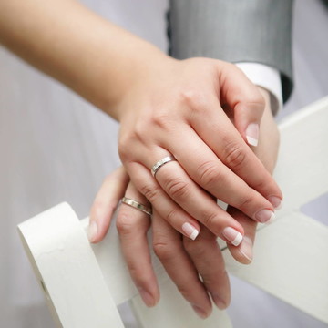剛剛結(jié)婚的年輕夫婦展示他們的戒指