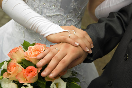 剛剛結(jié)婚-舉行手